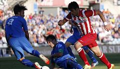 Diego Costa z Atl�tika sprintuje do �toku.