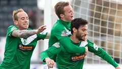 Fotbalisté Jablonce se radují z gólu.