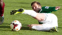 Le�ící Filip Novák se sna�í odkopnout mí�.