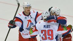 Hrá�i Lokomotivu Jaroslavl zleva Kiril Kapustin, Geoff Platt a Mikelis Redlihs se radují z gólu.