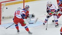 Branká� Lva Petri Vehanen dostává gól od Geoffa Platta