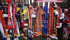 ály u vchodu k pomníku na tragédii v Hillsborough