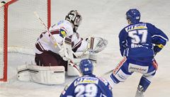 Jan Hruka z Brna stílí gól, vlevo branká Sparty Tomá Pöpperle