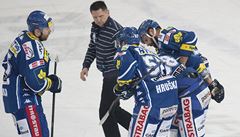 Spoluhrá�i odvá�ejí z ledu ot�eseného Jana Hanzlíka z Brna