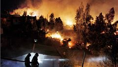 Hasii bojují v chilském pístavním mst Valparaíso s rozsáhlým poárem, který podle úad pipravil o ivot 12 lidí a pinutil 10 000 osob k evakuaci. 