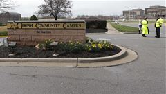 Kansas�tí policisté st�e�í vstup do �idovského centra.