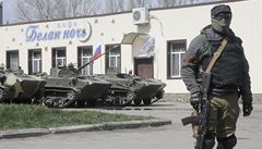 Moskva pomáhá separatistům, tvrdí Kyjev. NATO posiluje obranu