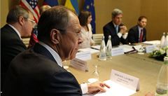 Ve výcarské enev zahájili bilaterální schzky ministi zahranií EU, Ruska, Spojených stát a Ukrajiny. Na snímku v popedí éf ruské diplomacie Sergej Lavrov, druhý zprava jeho americký protjek John Kerry.