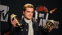 Herec Josh Hutcherson pózuje s cenami MTV za film Hunger Games: Vraedná pomsta