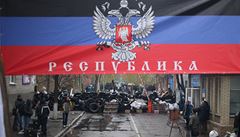 Proru�tí aktivisté se s transparentem Don�cké republiky shromá�dili u obsazené policejní stanice v ukrajinském m�st� Slavjansk.