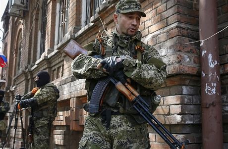Prorutí ozbrojenci v ukrajinském Slavjansku.