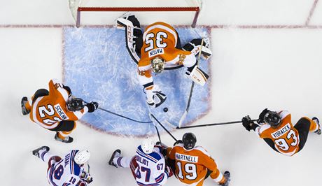 Hokejov tonk Jakub Vorek vstelil v ptenm utkn 1. kola play off NHL vtzn gl Philadelphie, kter porazila New York Rangers 2:1 a srovnala srii na 2:2. 