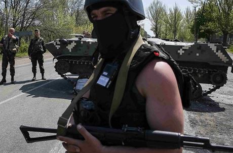 Ozbrojen separatist zadreli autobus s leny Organizace pro bezpenost a spoluprci v Evrop (OBSE) ve Slavjansku v ptek 