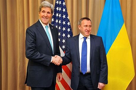 Ministři zahraničí USA a Ukrajiny John Kerry a Andrij Deščycja před čtyřstranným jednáním o Ukrajině 17. dubna v Ženevě.