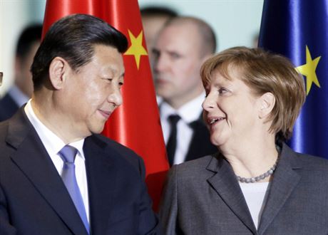 Německá kancléřka Angela Merkelová a čínský prezident Si Ťin-pching v družné debatě 28. března v Berlíně.