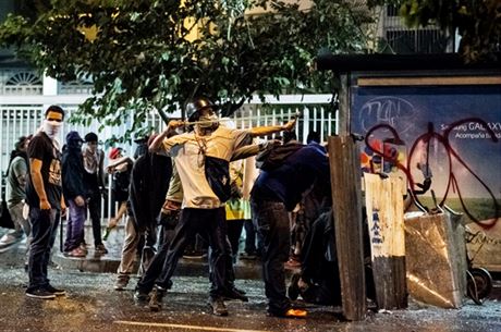 Opoziční demonstranti se střetli s policejními silami v hlavním městě Venezuely Caracasu i 2. dubna. Od poloviny února do současnosti přišlo během protivládních demonstrací o život minimálně 39 lidí.