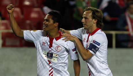 Fotbalisté Sevilly. Carlos Bacca (vlevo) a Ivan Rakiti.