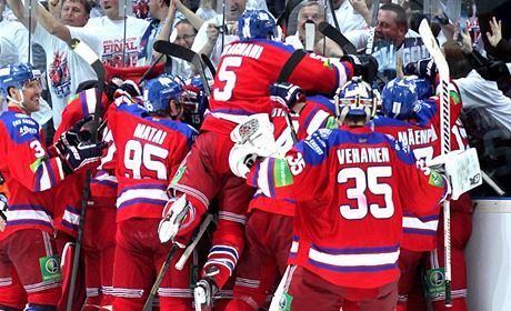 Hokejisté Lva Praha se radují z vítzství.