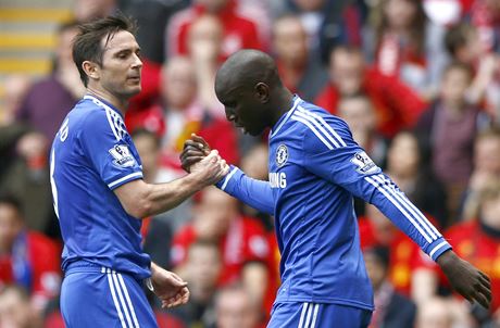 Útoník Chelsea Demba Ba slaví gól s Frankem Lampardem