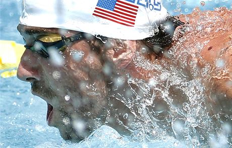 Michael Phelps v prvním závod po návratu do bazénu