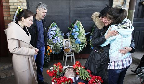 Píbuzní zavradného proukrajinského politika Volodomyra Rybaka truchlí nad jeho rakví.