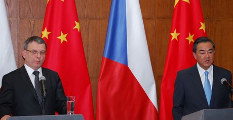 eský ministr zahranií Lubomír Zaorálek (vlevo) a jeho ínský protjek Wang I spolu jednali 29. dubna v Pekingu. Ze setkání vzelo prohláení o vzájemné spolupráci obou stát. 