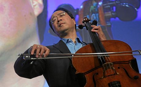 Slavný americký violoncellista Yo-Yo Ma. 