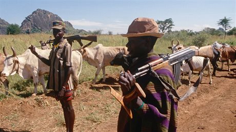 AK 47, útoná zbra, která vás bude provázet rovníkovou Afrikou. Zbra je...