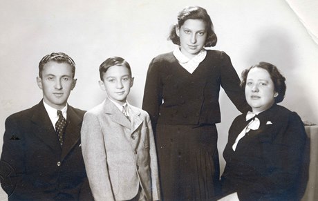 Hanka a její mladí bratr Petr, spolu s rodii, Josef a Emílie Dubovi, 30. léta.
