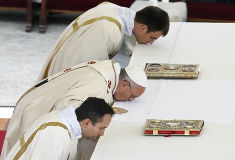 Obad svatoeení na zaplnném Svatopetrském námstí vedl souasný nejvyí pedstavitel katolické církve Frantiek.