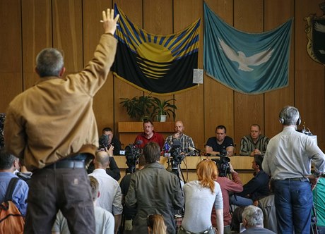 Na tiskové konferenci, kterou separatisté uspoádali, nmecký plukovník Axel Schneider potvrdil, e mu nikdo neublíil. V poádku jsou také ostatní lenové.