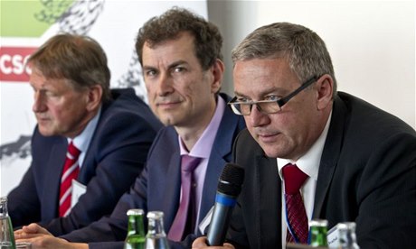 Ministr dopravy Antonín Pracha (vpravo), Michal Petrtýl (CSC), Karel Feix (Kapsch).
