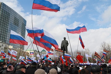 Donck je ruské msto, volali prorutí demonstranti 16. bezna v centru východoukrajinského msta.