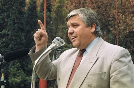 Miroslav tpán, toho asu generální tajemník Strany eskoslovenských komunist, jet v plné síle ení v Ústí nad Labem pi oslavách 1. máje 1996.