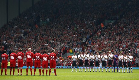Minuta ticha ped zápasem legen v Liverpoolu na poest obtí z Hillsborough.