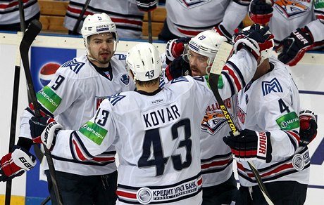 Jan Kovář oslavuje se spoluhráči gól v síti Lva.