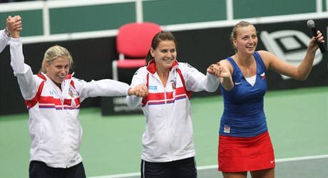 (Zleva) Andrea Hlaváková, Lucie afáová a Petra Kvitová slaví postup do finále
