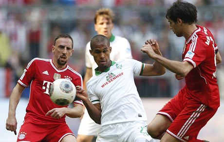 eský obránce ve slubách Brém Theodor Gebre Selassie v souboji s Franckem Ribérym z Bayernu