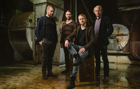 Islandská kapela Árstídir v elektrárn Toppstödin. Práv zde hudebníci nejvíce...
