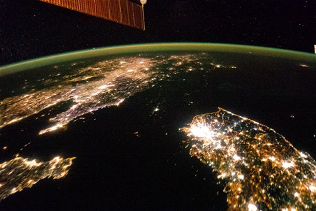 Drtivá většinu Severní Koreje v noci pohltí tma. Na dodávky elektřiny se nedá spolehnout.