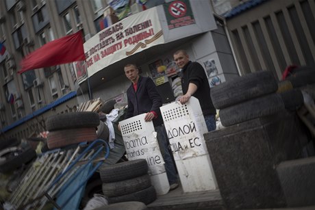 "Obamo, ruce pry od Ukrajiny," hlásá nápis na títech proruských aktivist ped obsazeným sídlem rozvdky SBU v Luhansku. 