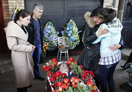 Píbuzní zavradného proukrajinského politika Volodomyra Rybaka truchlí nad jeho rakví.