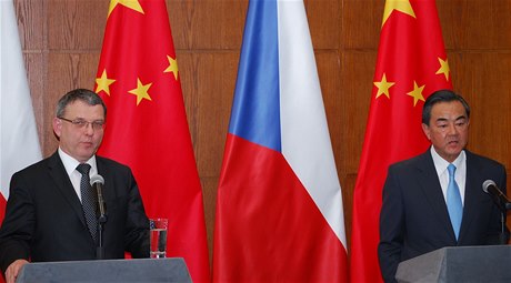 Český ministr zahraničí Lubomír Zaorálek (vlevo) a jeho čínský protějšek Wang I spolu jednali 29. dubna v Pekingu. Ze setkání vzešlo prohlášení o vzájemné spolupráci obou států. 