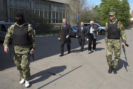 Kontroloi OBSE mezi proruskými ozbrojenci ve Slavjansku.