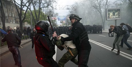 Ukrajinská policie se pokouí zastavit proruské radikály v útoku na ukrajinský prvod