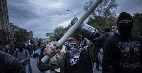 Prorutí radikálové s holemi v rukou pochodují ulicemi Doncku