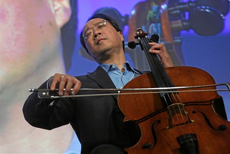 Slavný americký violoncellista Yo-Yo Ma. 