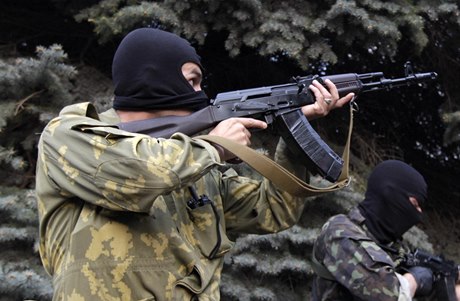 Prorutí ozbrojenci v Luhansku stílejí z automatických zbraní.
