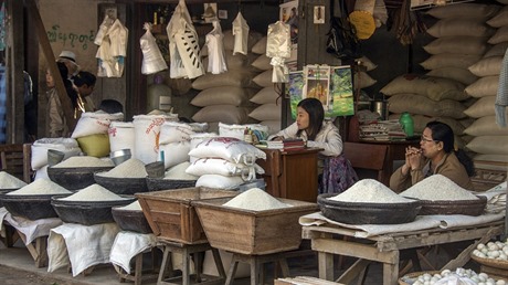 Tradiní trh s rýí slouí (zatím) pedevím místním obchodníkm. Bagan....