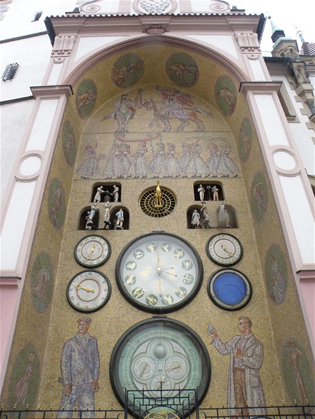 Většinou jsem měl tak čas dojet na náměstí k renesanční radnici, na které je ten legrační socialistický orloj.